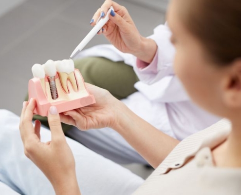 odsłonięty implant zębowy