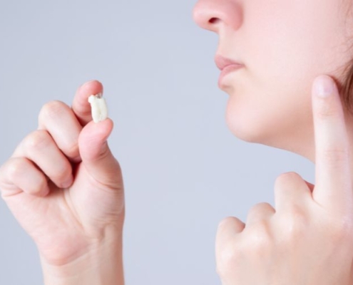 pacjent trzymający wyrwaną ósemkę - wizualizacja