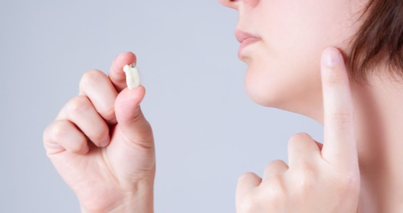 pacjent trzymający wyrwaną ósemkę - wizualizacja