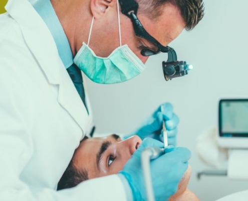 pacjent podczas leczenia kanałowego