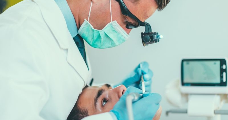 pacjent podczas leczenia kanałowego