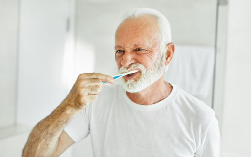 Czyszczenie przestrzeni pod mostem zębowym nicią Super Floss